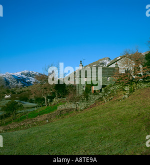 Ardesia tradizionale costruito Lakeland house, villaggio di Little Langdale, Parco Nazionale del Distretto dei Laghi, Cumbria, Inghilterra, Regno Unito. Foto Stock