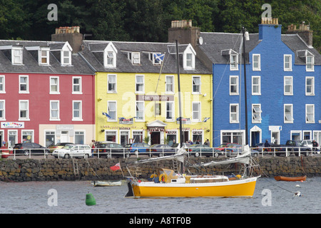 Tobermory Isle of Mull Scotland mostra piuttosto pastello negozi dipinta sul fronte mare con barche in primo piano Foto Stock