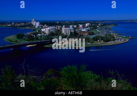 Vista aerea del Mulino Il Punto si restringe South Perth Western Australia un jetskier viaggia attraverso le profonde acque blu Foto Stock