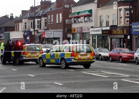 Assedio armati in Mapperley High Street a 8 40 del mattino la polizia armata ha circondato la Bank of Scotland succursale in Mapperley Foto Stock