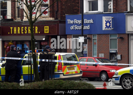 Assedio armati in Mapperley High Street a 8 40 del mattino la polizia armata ha circondato la Bank of Scotland succursale in Mapperley Foto Stock