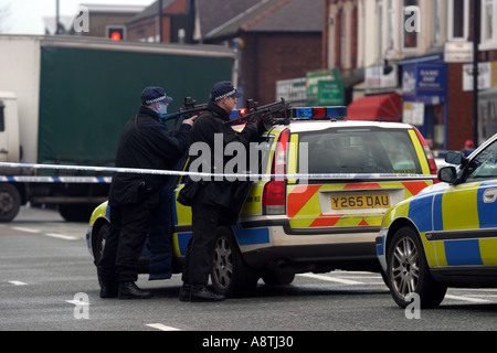 Assedio armati in Mapperley High Street a 8 40 del mattino la polizia armata ha circondato la Bank of Scotland succursale in Mapperley Foto Stock