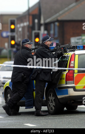 Assedio armati in Mapperley High Street a 8 40 del mattino la polizia armata ha circondato la Bank of Scotland succursale in Mapperley Foto Stock