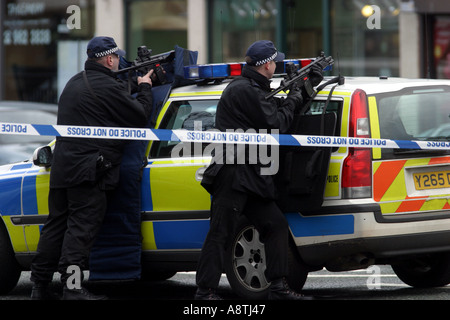 Assedio armati in Mapperley High Street a 8 40 del mattino la polizia armata ha circondato la Bank of Scotland succursale in Mapperley Foto Stock