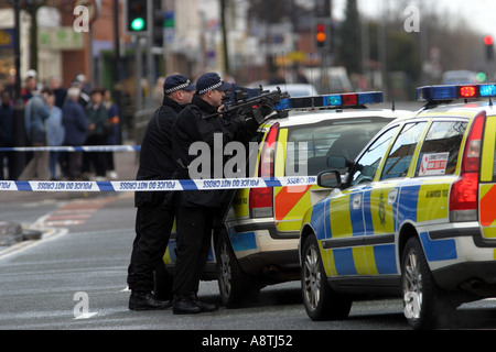 Assedio armati in Mapperley High Street a 8 40 del mattino la polizia armata ha circondato la Bank of Scotland succursale in Mapperley Foto Stock