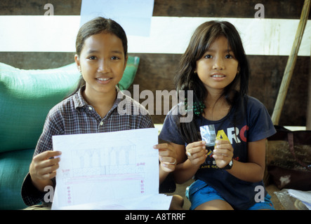 Due ragazze visualizzando il disegno e gioielli fatti a mano al Mine Museum, Siem Reap, Cambogia Foto Stock