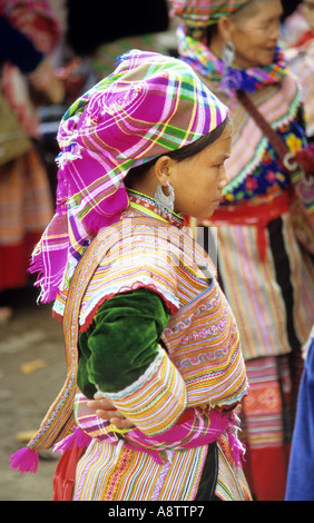 Ritratto di tradizionalmente condita fiore ragazza Hmong presso il mercato della domenica, Bac Ha, NW Viet Nam Foto Stock