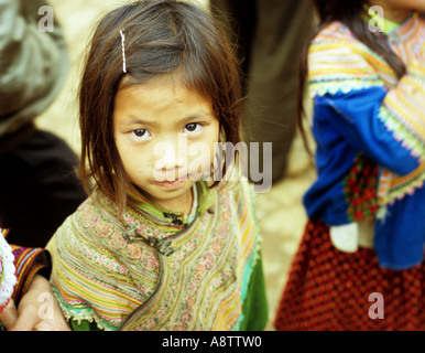 Ritratto di tradizionalmente condita, giovane fiore ragazza Hmong presso il mercato del sabato, può cau, NW Viet Nam Foto Stock