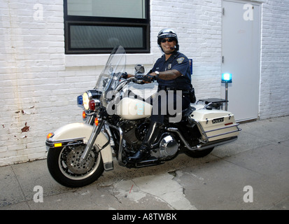 New Haven, CT. Motociclo ispanica poliziotto sulla sua Harley Davidson Moto in uno stretto vicolo. Foto Stock