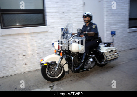 New Haven, CT. Motociclo ispanica poliziotto sulla sua Harley Davidson Moto i colloqui per la radio in uno stretto vicolo. Foto Stock