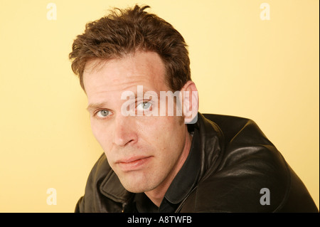 Studio shot di un trentenne uomo con un grave aspetto sul suo volto Foto Stock