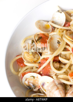 Spaghetti con vongole le vongole e muscoli , tradizionale fron Napoli , Campania , sud italia Foto Stock