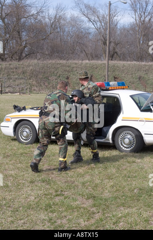 SWAT team training il recupero feriti officer dalla linea di fuoco della zona calda della contea di salina crisi Team di intervento Nebraska USA Foto Stock