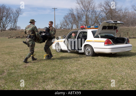 SWAT team training il recupero feriti officer dalla linea di fuoco della zona calda della contea di salina crisi Team di intervento Nebraska USA Foto Stock