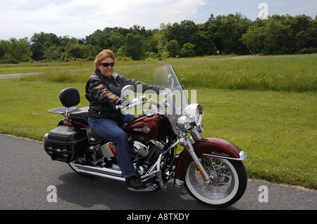 La donna corse la sua Harley Davidson Moto intorno al Parco Militare Nazionale di Gettysburg. Foto Stock