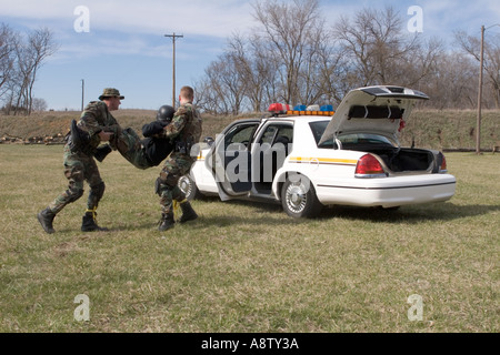 SWAT team training il recupero feriti officer dalla linea di fuoco della zona calda della contea di salina crisi Team di intervento Nebraska USA Foto Stock