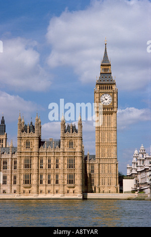 Regno Unito. In Inghilterra. Londra. Westminster. Vista della Casa del Parlamento e dal Big Ben clock tower da sul fiume Tamigi. Foto Stock