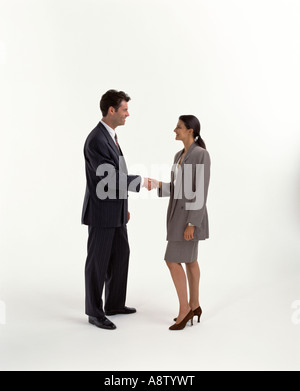 Studio immagine della coppia giovane stringono le mani. Foto Stock