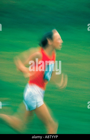 Close-up di impressione di velocità vista laterale dei maschi di maratoneta. Foto Stock