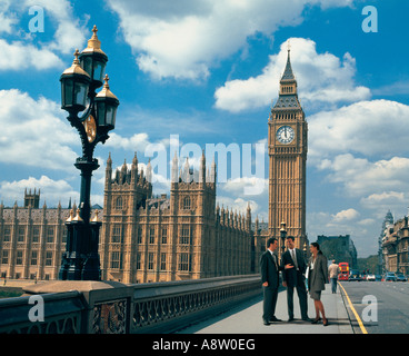 Montaggio di tre persone a Londra. Incontro sul Westminster Bridge. Foto Stock