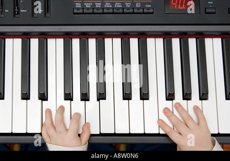 Ragazzi giovani mani la riproduzione di musica su un pianoforte elettronico o la tastiera Foto Stock