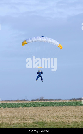 Parachutist o Paracadutista in arrivo a terra alla Langar airfield in Inghilterra Foto Stock