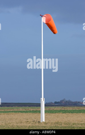 Vento calzino nel campo del paracadutismo zona di caduta a Langar Airfield nel Nottinghamshire al buio su un moody giorno Foto Stock