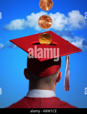 College il concetto di risparmio idea uomo con cappuccio e abito di monete e monetine nella fessura della banca cielo blu Foto Stock