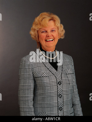 Ritratto in studio di Felice donna più anziana. Foto Stock