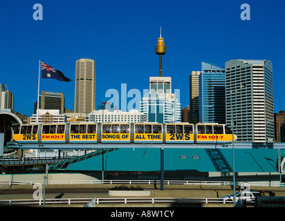 Australia. Nuovo Galles del Sud. Skyline di Sydney. Vista dal porto di Darling con il treno monorotaia di passaggio. Foto: 2000. Foto Stock