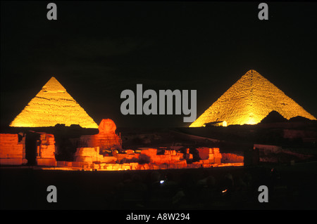 Piramidi a spettacolo di suoni e luci di notte Giza Egitto Foto Stock