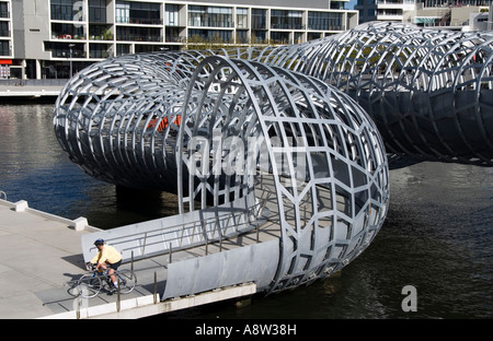 Vista della spettacolare nuovo acciaio Webb Ponte sul Fiume Yarra nel quartiere di Docklands di Melbourne Australia Foto Stock