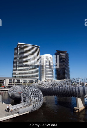 Vista della spettacolare acciaio Webb Ponte sul Fiume Yarra nel quartiere di Docklands di Melbourne Australia Foto Stock