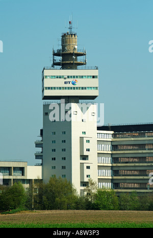 Torre parte del campus di ricerca e sviluppo tecnologico di British Telecom BT Telecoms Martlesham vicino a Ipswich Suffolk East Anglia Inghilterra Regno Unito Foto Stock