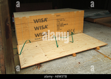 Legname con la pila di 8 x 4 2440mm x 1220mm x 12mm fogli di legno compensato in attesa di selezione e acquisto Foto Stock