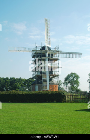 Mountnessing post mill circondato da ponteggi durante il restauro il lavoro di manutenzione Foto Stock