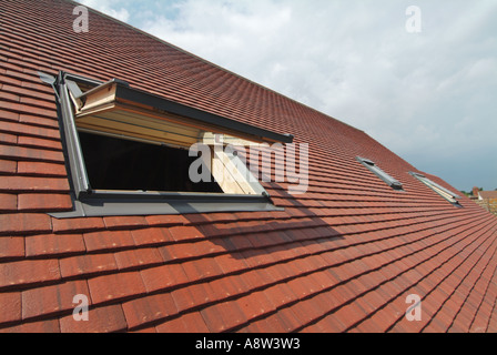 Vista ravvicinata nuova luce da tetto aperta in nuove piastrelle semplici per fornire illuminazione e ventilazione alle camere d'attico extra come parte della conversione loft Essex England UK Foto Stock