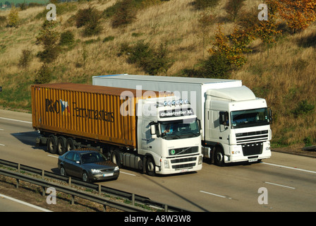 M25 Autostrada camion e auto sorpassi Foto Stock