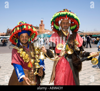 I venditori di acqua a Piazza Jemaa El Fna a Marrakech. Il Marocco Foto Stock