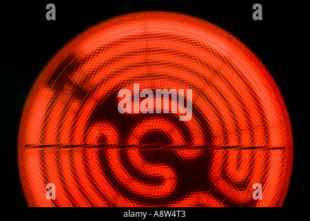 Germania, incandescente la bobina di riscaldamento di una piastra calda su un piano di cottura in vetroceramica Foto Stock