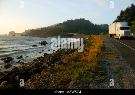 Un carrello su il Redwood Autostrada o Strada Statale 101 passa da false Klamath Cove e Wilson Creek Del Norte Coast Foto Stock