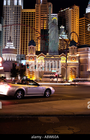 Automobile attende in corrispondenza della giunzione di Las Vegas Boulevard e Tropicana Las Vegas Foto Stock