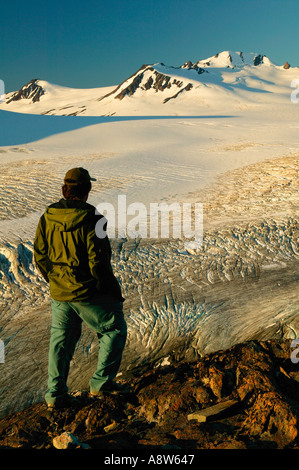 Escursionista opinioni Exit Glacier e la Harding Icefield Parco nazionale di Kenai Fjords Alaska MR Foto Stock