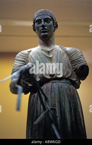 Il Life-size statua in bronzo di Charioteer Heniokhos al Delphi Museo Archeologico, Grecia Foto Stock