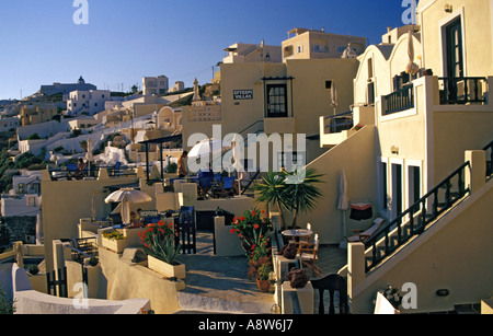 Case e alberghi sulla scogliera di Santorini Island, Grecia Foto Stock