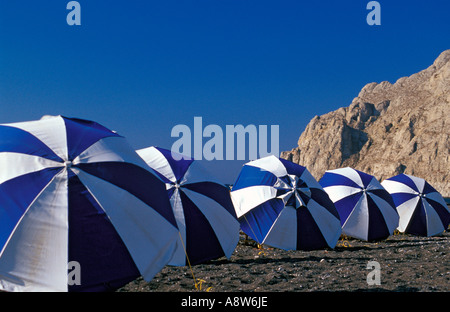 La linea di colore blu e ombrelloni bianchi, Santorini, Grecia (Cicladi - Isole greche) Foto Stock