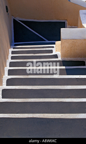 Dipinto di rampa di scale in strade strette di isole greche Foto Stock
