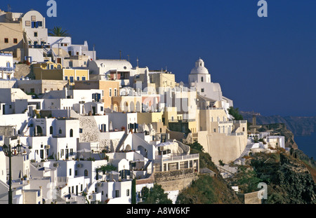 Vista panoramica di case su scogliere dell'isola di Santorini (Grecia) Foto Stock