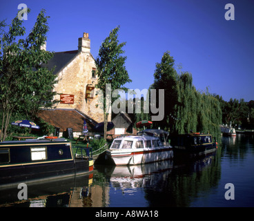 Pub oltre al Kennet e Avon Canal, Bradford on Avon, Wiltshire. Foto Stock