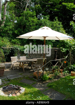 Accogliente giardino in estate Foto Stock